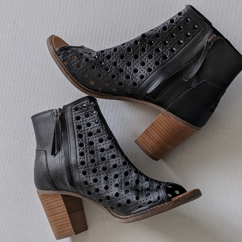 TOMS 9.5 Black Ankle Boot Peep Toe 3 Inch Heel Side Zipper Perforated Eyelet EUC
